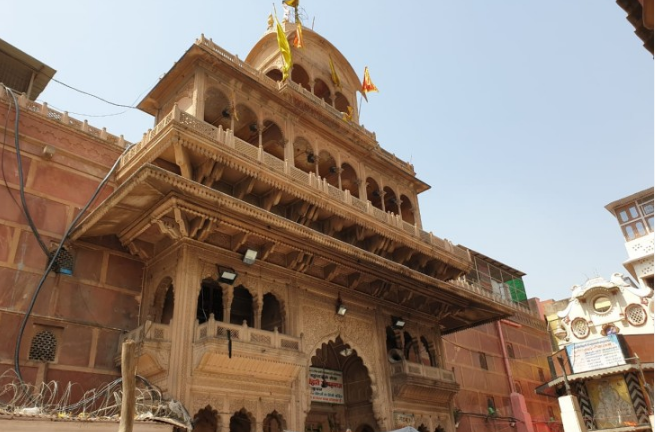 UP NEWS वृंदावन में बांके बिहारी मंदिर में वीआईपी कल्चर बंद, लाइव स्ट्रीम होंगे दर्शन, बढ़ेगा समय
