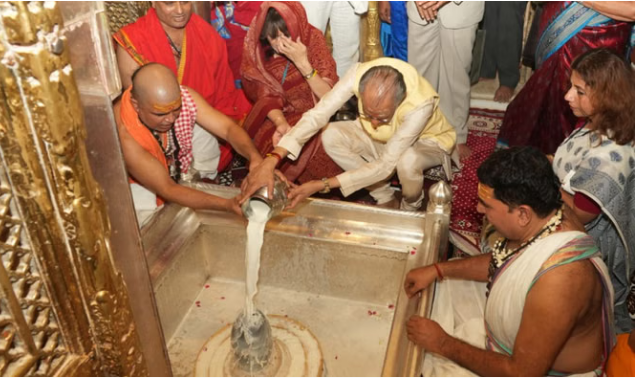 Mauritius PM in Varanasi: मॉरीशस के प्रधानमंत्री ने पत्नी संग किए बाबा विश्वनाथ के दर्शन...