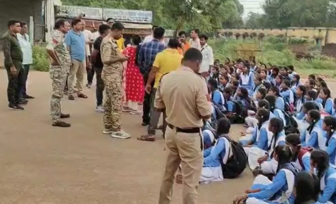 CG School News: गर्ल्स स्कूल की छात्राओं ने महासमुंद-फिंगेश्वर मार्ग को किया जाम,