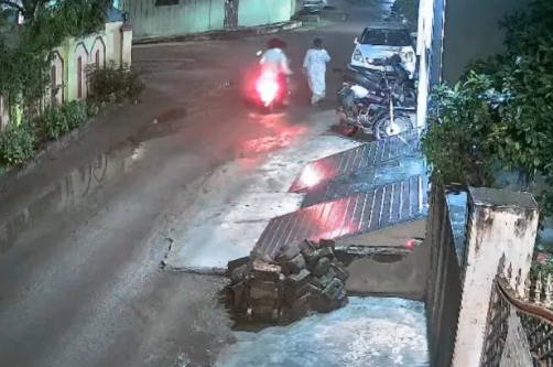 CG Crime: महिला का पर्स छीनकर बदमाश फरार, एक्टिवा में आए थे, घटना CCTV में कैद...