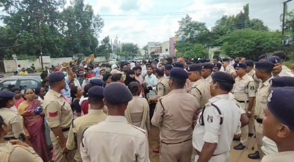 CG News:दुर्ग में फिर धर्मांतरण को लेकर जमकर बवाल, बजरंग दल और मसीही समाज के लोगों के बीच झूमाझटकी...