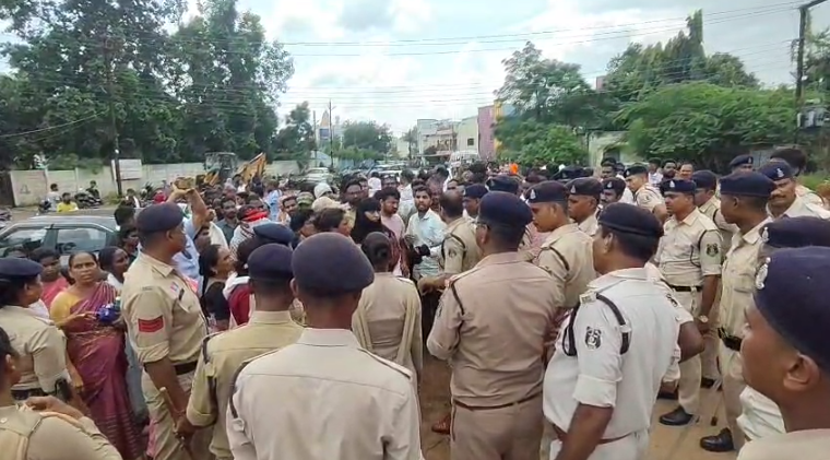 CG News:दुर्ग में फिर धर्मांतरण को लेकर जमकर बवाल, बजरंग दल और मसीही समाज के लोगों के बीच झूमाझटकी...