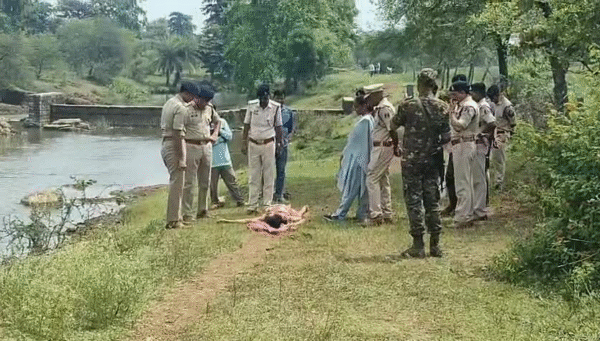 CG NEWS:दुर्ग में एनीकेट के पास मिला अज्ञात युवती का शव, पत्थर से कुचला गया चेहरा, इलाके में फैली सनसनी...