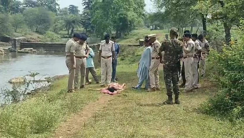 CG NEWS:दुर्ग में एनीकेट के पास मिला अज्ञात युवती का शव, पत्थर से कुचला गया चेहरा, इलाके में फैली सनसनी... CG NEWS:दुर्ग में एनीकेट के पास मिला अज्ञात युवती का शव, पत्थर से कुचला गया चेहरा, इलाके में फैली सनसनी...