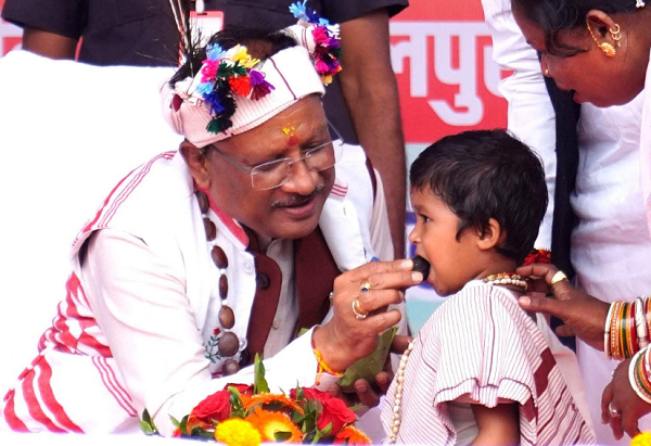 CG News: CM साय का आत्मीय और वात्सल्यपूर्ण व्यवहार, नन्ही बच्ची भूमिका को दुलारते हुए खिलाया महुआ का लड्डू...