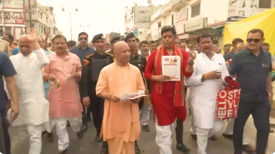 UP News: GST सुधार के बाद बाजार का हाल जानने पैदल निकले सीएम योगी आदित्यनाथ, ग्राहकों से की बातचीत...