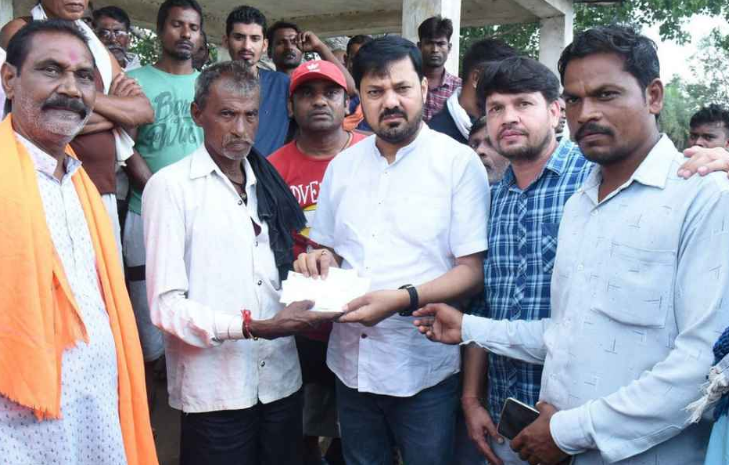 CG News:गोदावरी प्लांट हादसे में 2 मृतकों के परिजनों को 46.50 लाख की सहायता राशि, MLA अनुज शर्मा ने सौंपा चेक CG News:गोदावरी प्लांट हादसे में 2 मृतकों के परिजनों को 46.50 लाख की सहायता राशि, MLA अनुज शर्मा ने सौंपा चेक
