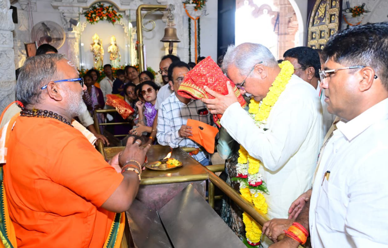 CG News: मां बम्लेश्वरी के दरबार पहुंचे पूर्व सीएम भूपेश बघेल, पूजा- अर्चना कर लिया माता का आशीर्वाद...