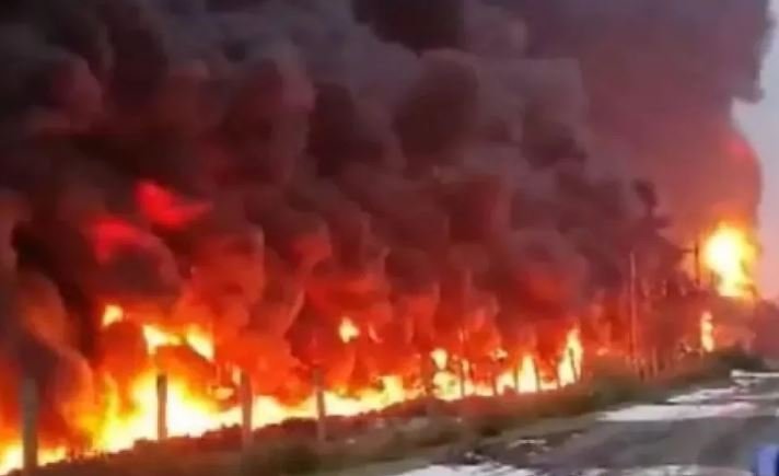 Fire in Gujrat: गुजरात की फैक्ट्री में लगी भीषण आग, आज बुझाने में लगीं दमकल की 15 गाड़ियां, इलाके में हड़कंप