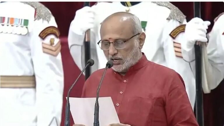 CP Radhakrishnan: भारत के 15वें उपराष्ट्रपति बने सीपी राधाकृष्णन, राष्ट्रपति मुर्मू ने दिलाई शपथ,पीएम मोदी, अमित शाह सहित कई राज्यों के सीएम हुए शामिल, देखें वीडियो