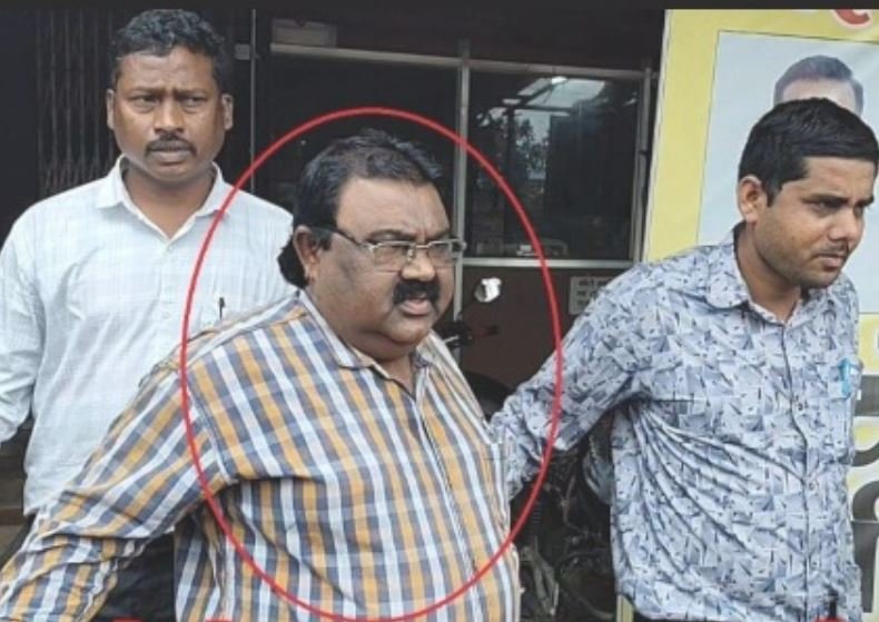 Patwari arrested taking bribe: 9 हजार की रिश्वत लेते पटवारी गिरफ्तार, रायपुर से पहुंची ACB की टीम ने किया ट्रैप