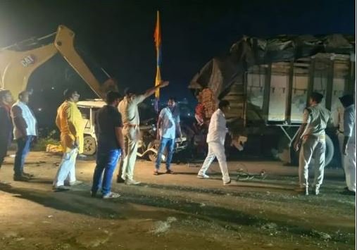 MP News: मुख्यमंत्री के कार्यक्रम स्थल पर हादसा, ट्रक में घुसी बोलेरो, BJP नेता के परिवार के 3 लोगों की मौत, सीएम मोहन यादव का दौरा रद्द