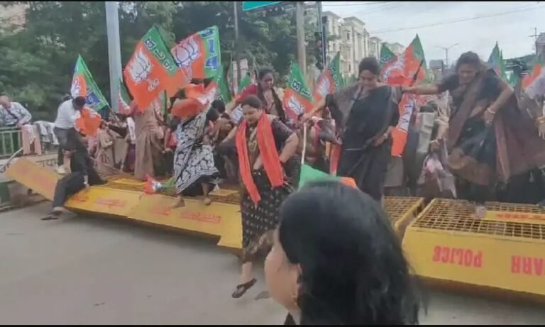 CG News: राजीव भवन घेरने पहुंची भाजपा महिला मोर्चा ,मोदी की मां को गाली पर देशभर में विरोध, कांग्रेस की महिला नेत्रियों ने गेट पर लगाई मोहब्बत की दुकान, देखें वीडियो
