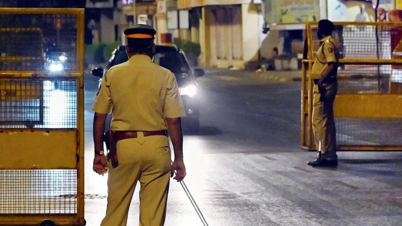 Mumbai: मुंबई को बम से उड़ाने की धमकी देने वाला शख्स गिरफ्तार, लश्कर-ए-जिहादी के नाम से भेजा था मैसेज Mumbai: मुंबई को बम से उड़ाने की धमकी देने वाला शख्स गिरफ्तार, लश्कर-ए-जिहादी के नाम से भेजा था मैसेज