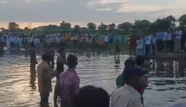 MP News: मध्य प्रदेश में मूर्ति विसर्जन के दौरान बड़ा हादसा, तालाब में ट्राली पलटने से 11 की मौत, CM ने की मदद की घोषणा...