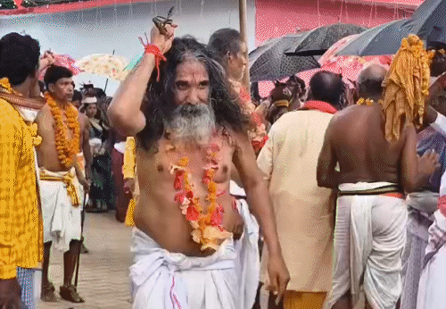 CG News: BJP सांसद भोजराज नाग पर आईं देवी... कलश विसर्जन के समय झूमने लगे, मां ने बेटे के पैर छूकर लिया आशीर्वाद...