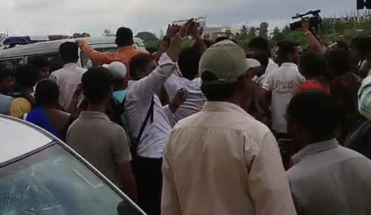 CG News: धर्मांतरण करा रहे लोगों को भीड़ ने पीटा, पुलिस की गाड़ी को घेरा, हिन्दू संगठन कार्रवाई को लेकर अड़ा...