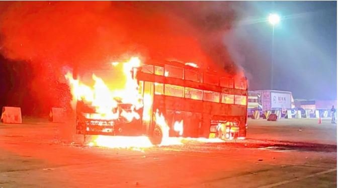 Luckow Bus Fire: आगरा-लखनऊ एक्सप्रेसवे में चलती बस में लगी आग, मची चीख पुकार,दो किलोमीटर दूर तक दिखा गुबार