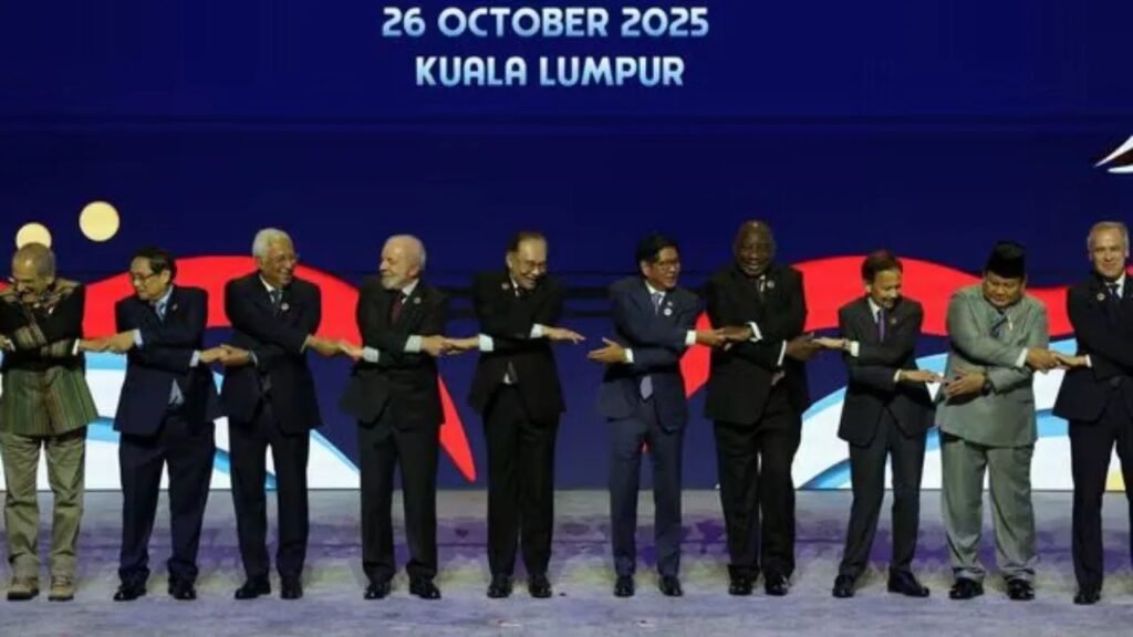 ASEAN Summit: अमेरिकी राष्ट्रपति डोनाल्ड ट्रंप पहुंचे मलेशिया, ASEAN का बनेंगे हिस्सा, शी जिनपिंग से करेंगे मुलाकात 2 ASEAN Summit