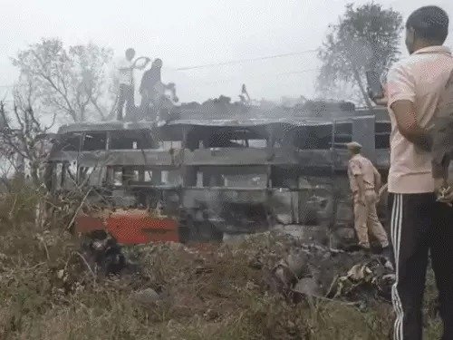 जयपुर में हाईटेंशन लाइन से बस में आग, कई सिलेंडर फटे, 3 की मौत, 10 से ज्यादा झुलसे, SMS हॉस्पिटल में अलर्ट
