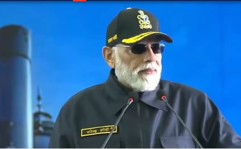 PM Modi: पीएम मोदी ने आईएनएस विक्रांत पर जवानों के संग मनाई दिवाली, कहा..INS विक्रांत के नाम से ही पूरे पाकिस्तान की नींद उड़ गई थी..देखें वीडियो