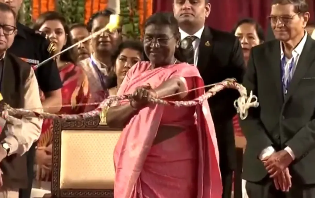 Vijayadashami: दिल्ली में विजयादशमी उत्सव: राष्ट्रपति मुर्मू ने किया रावण दहन, भारतीय सेना को सराहा Vijayadashami: दिल्ली में विजयादशमी उत्सव: राष्ट्रपति मुर्मू ने किया रावण दहन, भारतीय सेना को सराहा