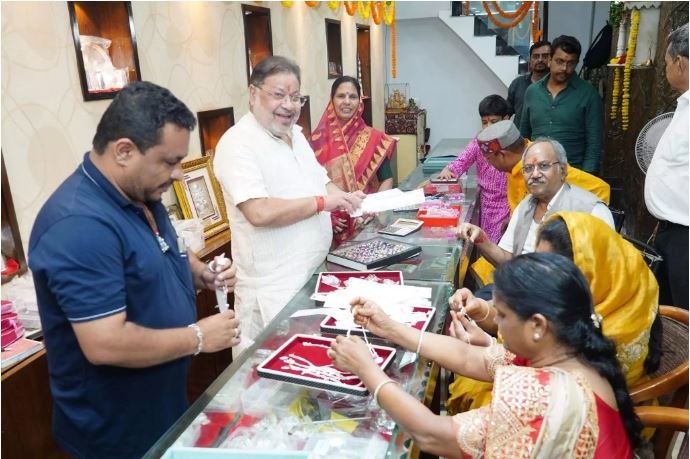 Diwali Bazaar: धनतेरस पर बाजार में बरसा धन, सराफा में दिवाली तक 500 करोड़ के कारोबार का अनुमान, खरीदारी करने विधायक सुनील सोनी की दुकान पर पहुंचे बृजमोहन अग्रवाल 2 mohan 01