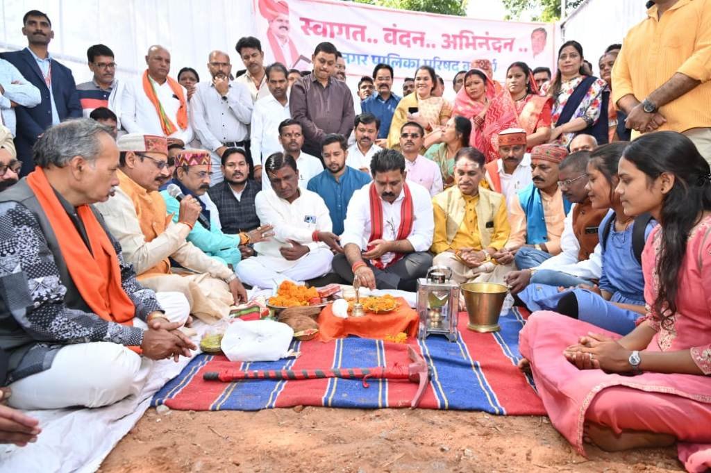 CG News : उपमुख्यमंत्री विजय शर्मा ने 4.41 करोड़ की अत्याधुनिक 'नालंदा लाइब्रेरी' का किया भूमिपूजन, बोले- नौकरी नहीं, जीवन बनाने के लिए पढ़ें