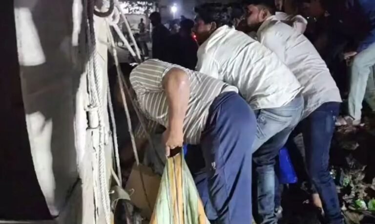 सड़क पर पलटा बीयर से भरा ट्रक, ड्राइवर केबिन में फंसा रहा और भीड़ बोतल लूटने में जुटी रही, देखें वीडियो