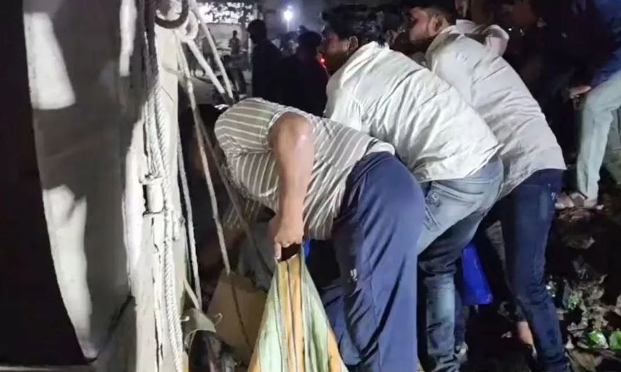 सड़क पर पलटा बीयर से भरा ट्रक, ड्राइवर केबिन में फंसा रहा और भीड़ बोतल लूटने में जुटी रही, देखें वीडियो सड़क पर पलटा बीयर से भरा ट्रक, ड्राइवर केबिन में फंसा रहा और भीड़ बोतल लूटने में जुटी रही, देखें वीडियो