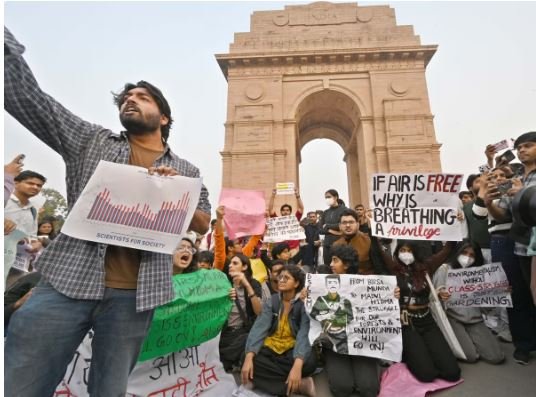 इंडिया गेट पर एनकांउटर में मारे गए नक्सली हिडमा के समर्थन में नारेबाजी, पुलिस पर हमला, 15 गिरफ्तार