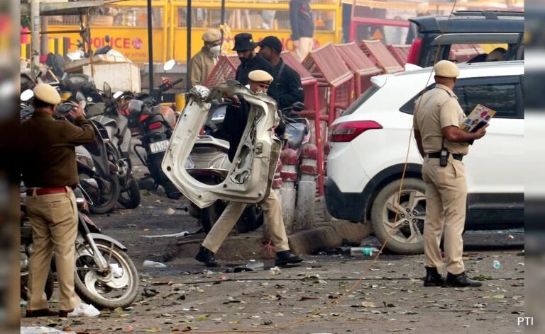 Delhi Car Blast: दिल्ली कार ब्लास्ट मामले में अल-फलाह मस्जिद का इमाम हफीज मोहम्मद गिरफ्तार, 2000 किलोग्राम से ज्यादा विस्फोटक बरामद, जैश-ए-मोहम्मद से जुड़ा है कलेक्शन