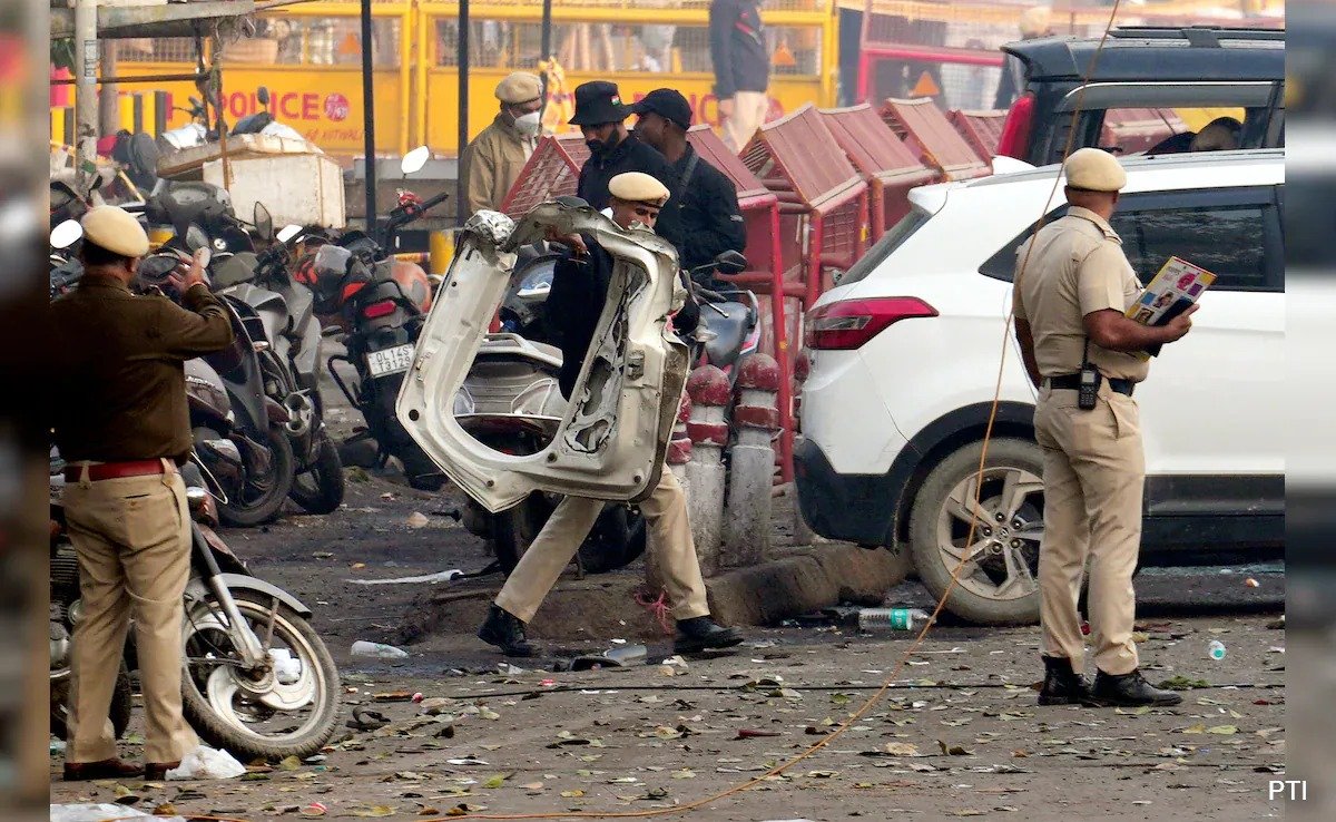Delhi Car Blast: दिल्ली कार ब्लास्ट मामले में अल-फलाह मस्जिद का इमाम हफीज मोहम्मद गिरफ्तार, 2000 किलोग्राम से ज्यादा विस्फोटक बरामद, जैश-ए-मोहम्मद से जुड़ा है कलेक्शन