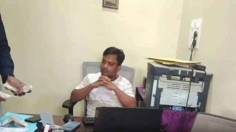 CG News : एसीबी की बड़ी कार्रवाई, सब इंजीनियर रिश्वत लेते रंगे हाथों गिरफ्तार