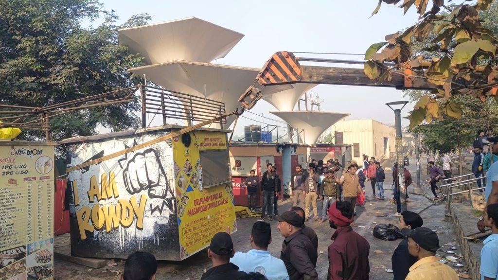 Raipur City News: साइंस कॉलेज चौपाटी हटाने पर बवाल, जेसीबी के आगे लेट गए पूर्व विधायक समेत कई कांग्रेसी गिरफ्तार