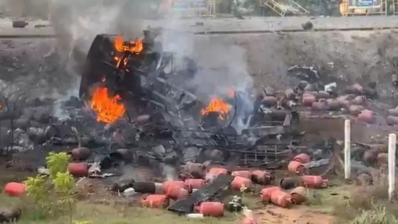 Ariyalur LPG Truck Fire: गैस सिलेंडर से भरा ट्रक पलटा, कई सिलेंडरों में धमाके से मची अफरा-तफरी,2 किलोमीटर के दायरे में सुनी गई आवाज Ariyalur LPG Truck Fire: गैस सिलेंडर से भरा ट्रक पलटा, कई सिलेंडरों में धमाके से मची अफरा-तफरी,2 किलोमीटर के दायरे में सुनी गई आवाज