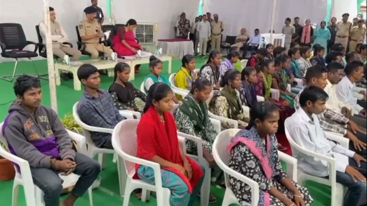 Naxalites Surrender : हिड़मा के मौत के बाद उनके करीबी सहित 37 नक्सलियों ने किया सरेंडर