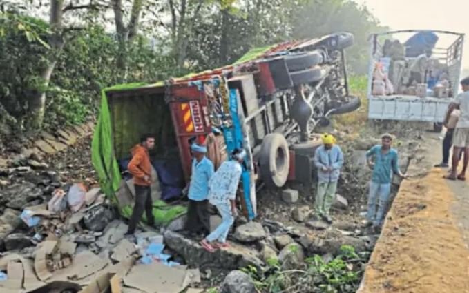 विदेशी शराब लेकर जा रही ट्रक अनियंत्रित होकर पलटी, शराब लूटने की मची होड़, जब मौके पर पहुंची पुलिस तो...