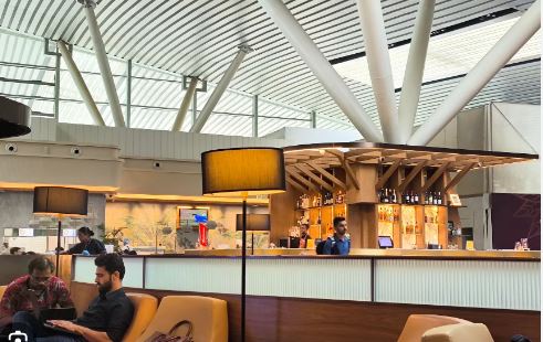 IndiGo crisis: माना एयरपोर्ट से सुबह उड़ने वाली इंडिगो की सभी फ्लाइटस रद्द, यात्री परेशान