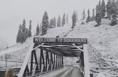 Chillai Kalan begins in Kashmir Valley, Srinagar receives its first snowfall.