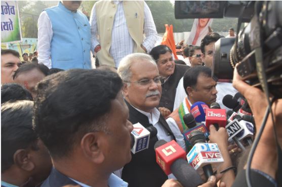 Congress workers broke through barricades and marched towards BJP office, protests erupt over National Herald case