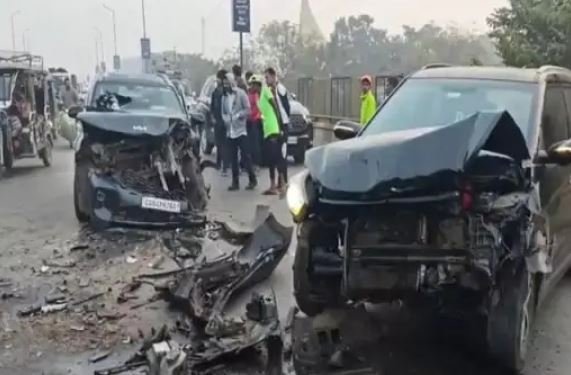 Two cars collided head-on on Mowa Overbridge in Raipur