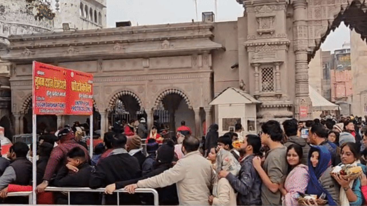 New Year 2026 Celebration: अयोध्या-काशी में 2km लंबी लाइन, खाटूश्याम के दर्शन में 2 घंटे लग रहे, ओंकारेश्वर में VIP दर्शन बंद; बांकेबिहारी न आने की अपील