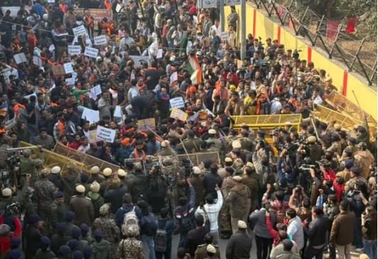 VHP stages protest outside Bangladesh High Commission in Delhi
