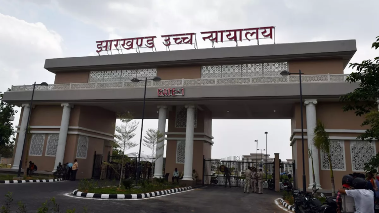 Jharkhand: झारखंड में हाट-बाजार और सार्वजनिक आयोजनों पर सख्ती, हाईकोर्ट के कड़े निर्देश