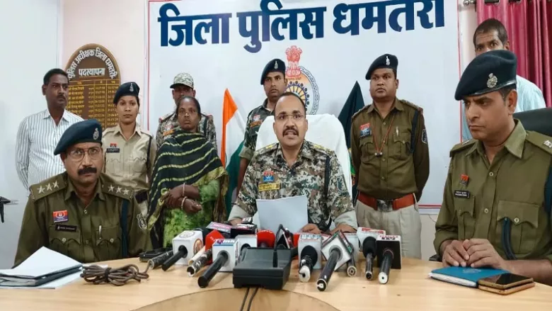 CG Naxal Surrender: 5 लाख की इनामी महिला माओवादी ने किया आत्मसमर्पण, 2005 से माओवादी संगठन में थी सक्रिय CG Naxal Surrender: 5 लाख की इनामी महिला माओवादी ने किया आत्मसमर्पण, 2005 से माओवादी संगठन में थी सक्रिय