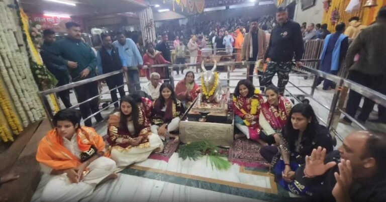 महाकाल पहुंची भारतीय महिला क्रिकेट टीम: श्री महाकालेश्वर के दर्शन-पूजन कर नए साल की शुरुआत की, मंदिर समिति ने किया सम्मानित