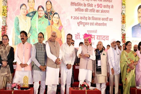 MP : मुख्यमंत्री डॉ. मोहन यादव ने पं. माखनलाल चतुर्वेदी की प्रतिमा पर किया माल्यार्पण, बोले- राज्य सरकार बढ़ा रही है राशि, बहनों को प्रशिक्षित कर जोड़ेंगे रोजगार से