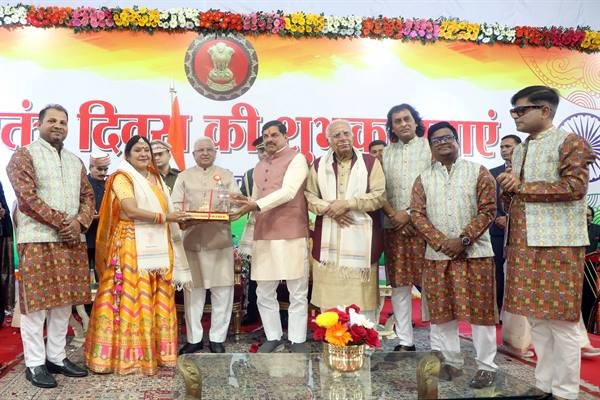 MP News : राज्यपाल मंगुभाई पटेल और मुख्यमंत्री डॉ. मोहन यादव ने किया शुभकामनाओं का आदान-प्रदान, लोकभवन में गणतंत्र दिवस पर हुआ स्वागत समारोह