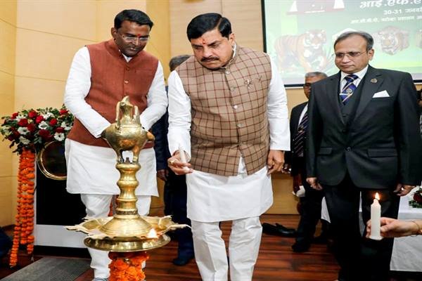 MP News : वन्य जीव और मनुष्य के बीच सह अस्तित्व की भावना विकसित करने में वनकर्मियों की भूमिका सराहनीय : मुख्यमंत्री डॉ. मोहन यादव